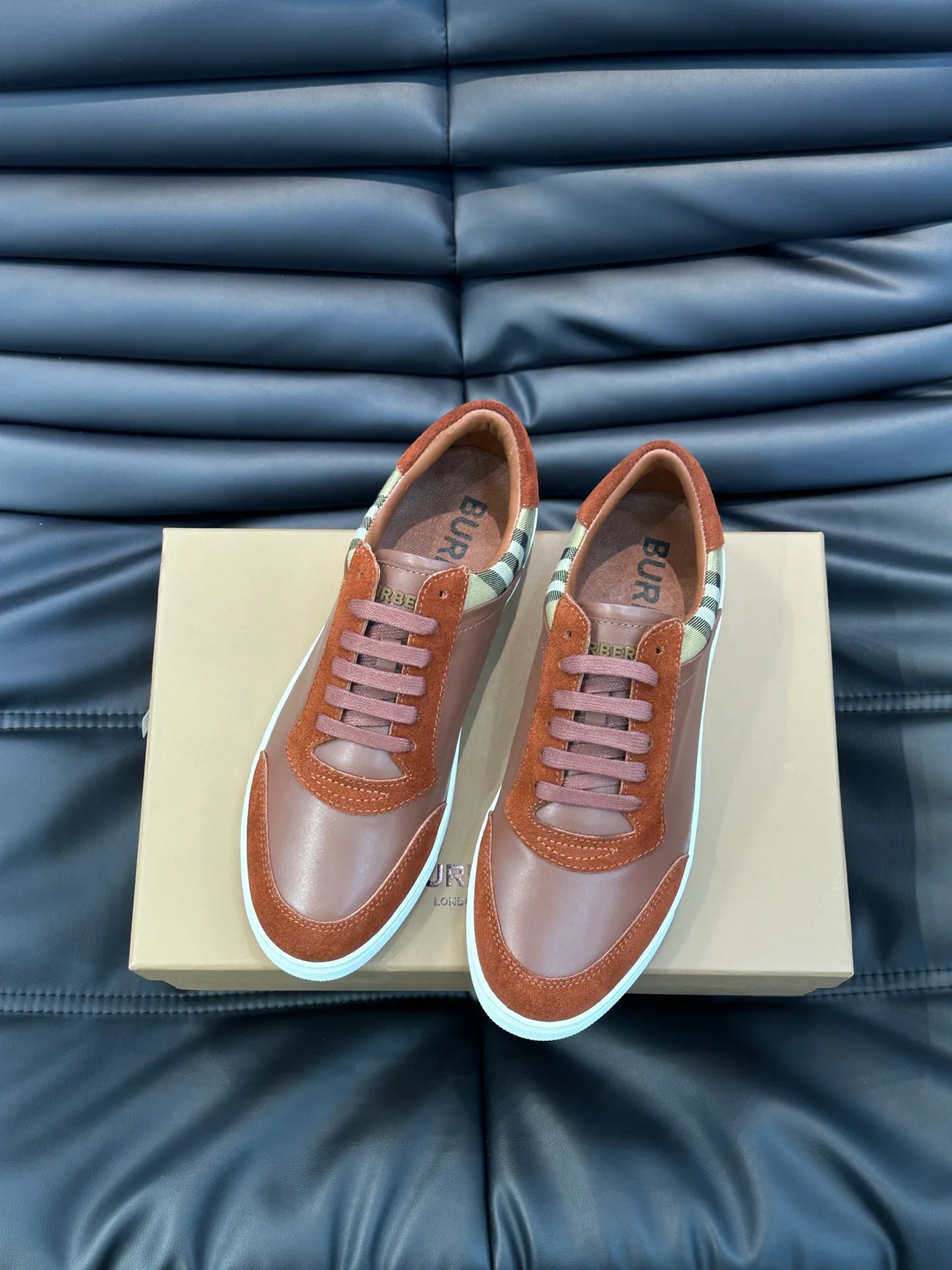 Men's shoes 💰p380 Men's classic low-top sneakers from "burberr*" are reinterpreted with Vintage retro plaid cotton and cowhide materials, and are decorated with a new brand logo. First-layer sheepskin lining, embossed Burberry lettering logo on the heel, T men's shoes 💰pU original outsole! Size: 38-44 (45 46 customized)